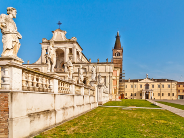 Piazza Matilde di Canossa